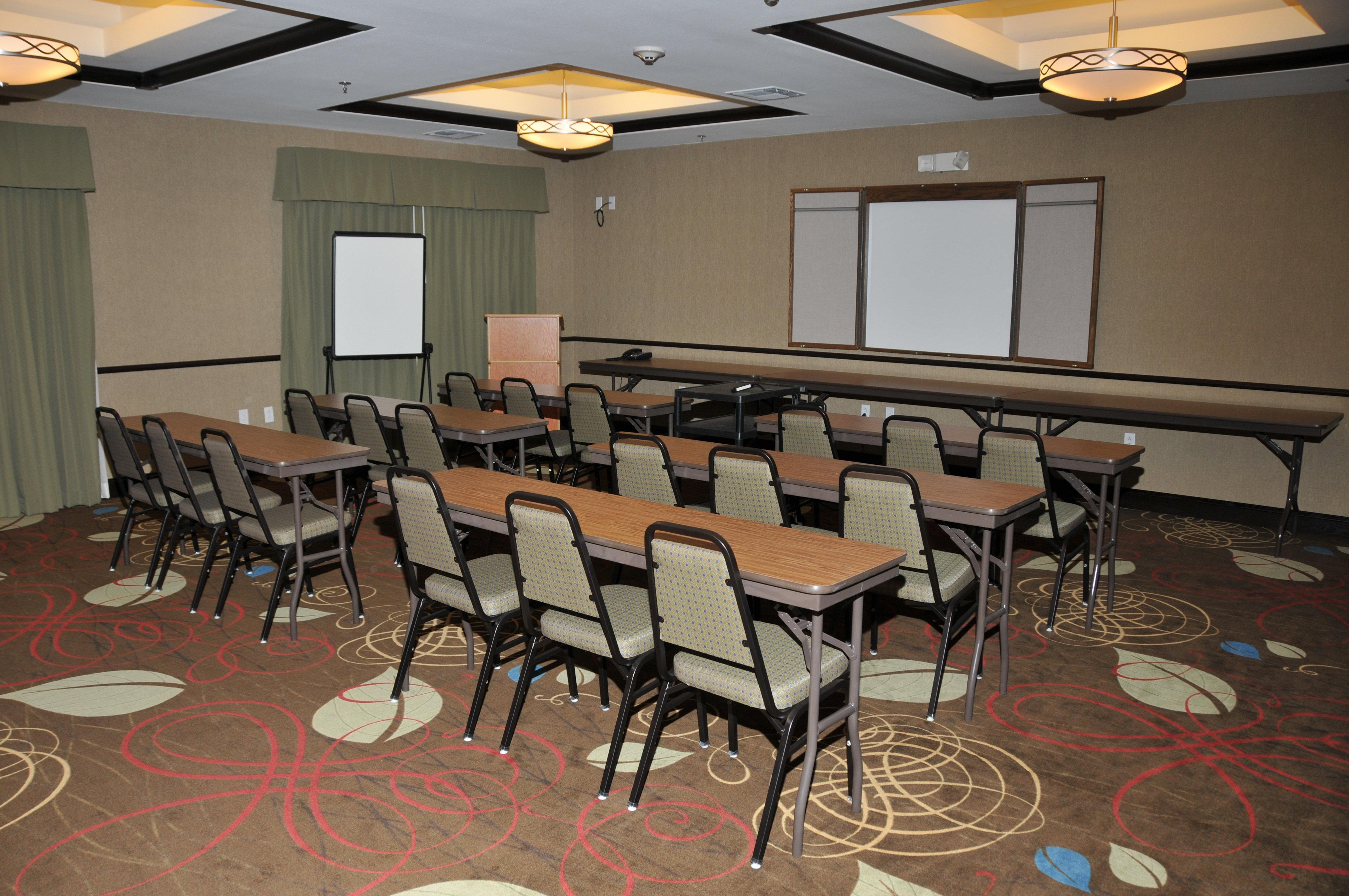Holiday Inn Express & Suites Clinton By Ihg Επιχειρήσεις φωτογραφία
